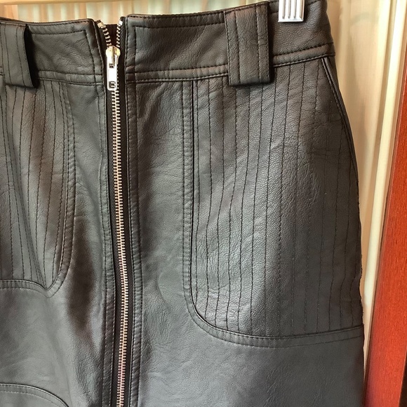 Topshop Black Faux Leather Mini Skirt with Zipper Front Size 2 - Picture 3 of 6